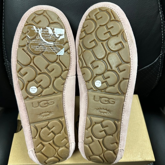 NIB! UGG Women's Dakota Tulle Bow Slippers In Pink Sheepskin Size US7/EU38 - Picture 7 of 9